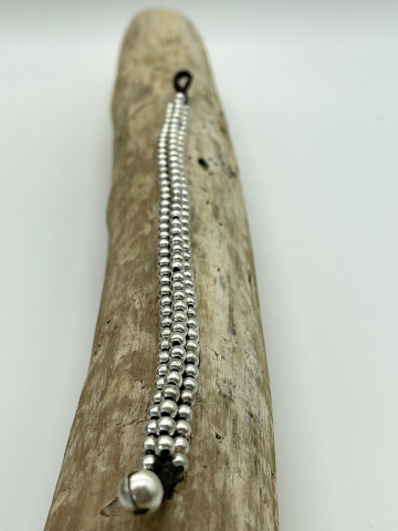 Stilsichere Fusskette mit silbernen Perlen im Boho-Style
