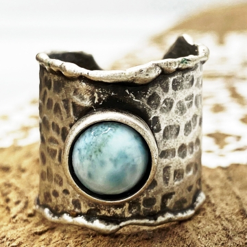 Kunstvoll gestalteter Ring mit milchig-blauem Stein, Boho-Stil "Tamani"