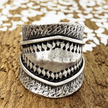 Breiter, silberner Ring im Boho-Stil "Vanita"