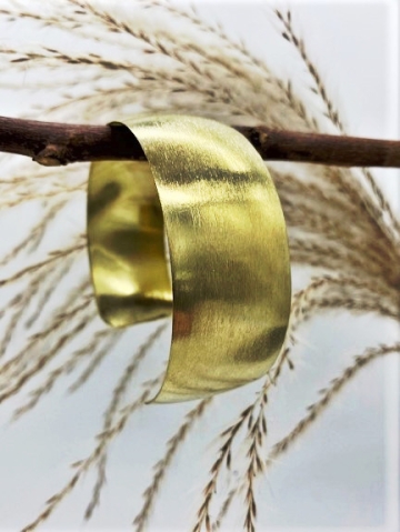 Schnörkellos und schlicht - Armreif "Malia" aus vergoldetem Messing