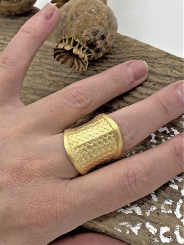 Designstarker offener Ring mit geflochtenem Muster "Mabou"