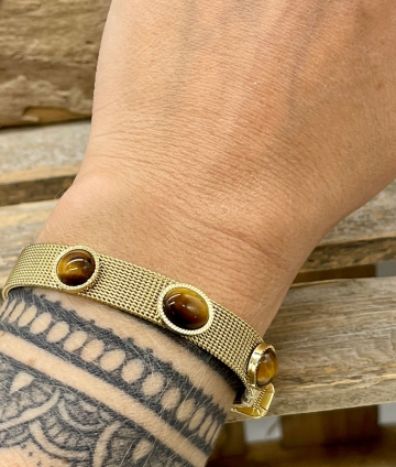 Breites, wunderschönes Armband, mit drei Steinen.