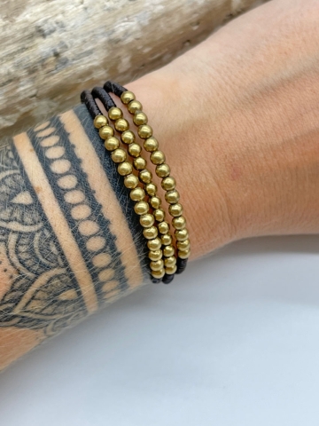 Schwarzbraunes Armband mit goldenen Perlen aus Messing "Gali"