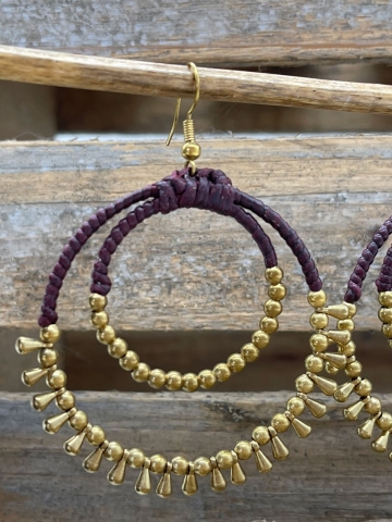 Perlenohrringe mit schöner Farbkombination aus Violett und Gold. Hochwertige Handarbeit aus Thailand.