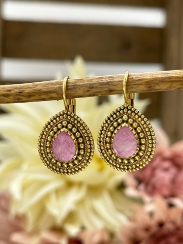 Fröhliche Ohrringe mit rosa Tropfenstein und breitem Goldrahmen "Denise"