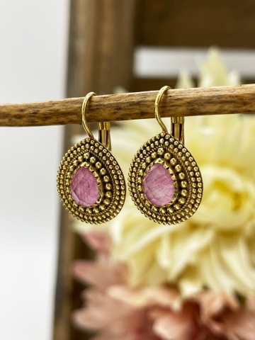 Fröhliche Ohrringe mit rosa Tropfenstein und breitem Goldrahmen "Denise"