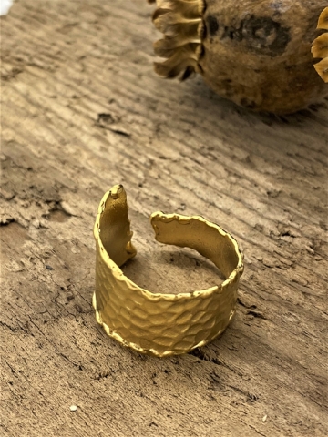 Kunstvoll gestalteter, goldener Ring "Sanura", gehämmertes Zamak, goldüberzogen