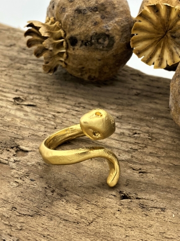 Goldener Fingerring in Form einer Schlange, welche sich um den Finger windet "Shinae"