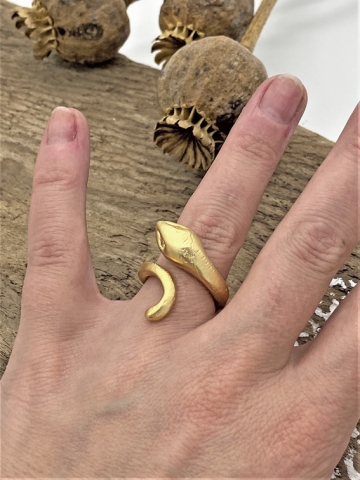 Goldener Fingerring in Form einer Schlange, welche sich um den Finger windet "Shinae"