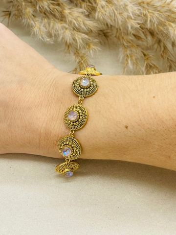 Goldenes Armband mit runden Amuletten und blauem Swarovski Stein "Sylvie" - Une Ligne