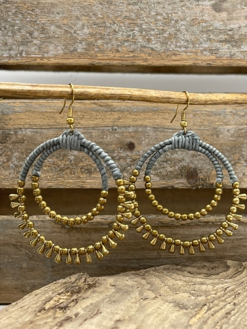 Perlenohrringe mit weicher Farbkombination aus Grau und Gold. Hochwertige Handarbeit aus Thailand.