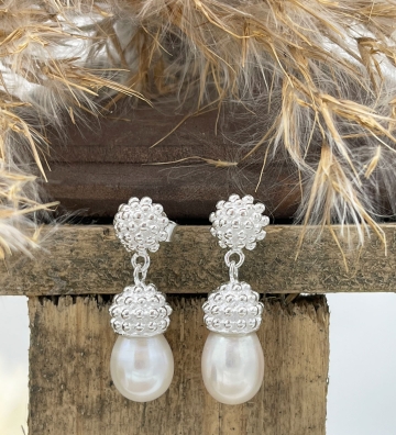 Wunderschöne Ohrringe mit Perlen-Anhänger