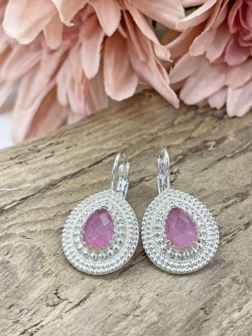 Fröhliche Silberhänger mit rosa Tropfenstein und breitem Silberrahmen