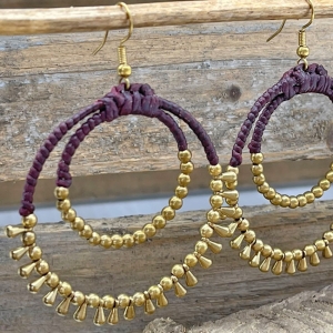 Perlenohrringe mit schöner Farbkombination aus Violett und Gold. Hochwertige Handarbeit aus Thailand.