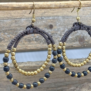 Diese Ohrhänger aus schwarzen und goldenen Perlen passen zu jedem Anlass