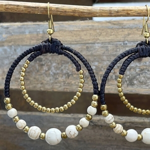 Perlenohrringe mit wunderschöner Farbkombination aus weissen und goldfarbenen Perlen. Handgefertigter Ohrschmuck aus Thailand.