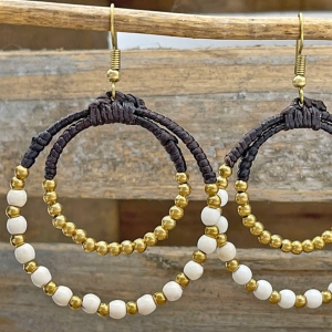 Perlenohrringe mit wunderschöner Farbkombination aus weissen und goldfarbenen Perlen. Sorgfältige Handarbeit aus Thailand.