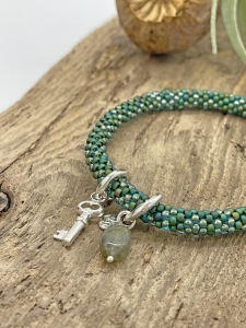 Fair-Trade Armband aus Glasperlen mit Labradorit-Anhänger "Jacky multi color grün - Labradorite / Schlüssel"