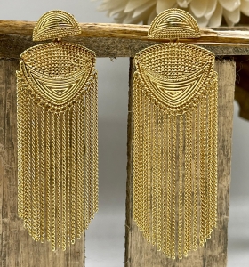 Goldene Ohrstecker mit langen Kettchen