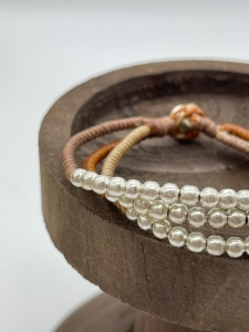 Spezielles Perlarmband mit schöner Kombination aus drei Brauntönen.