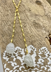 Kreative Halskette mit zwei weissen Steinanhängern